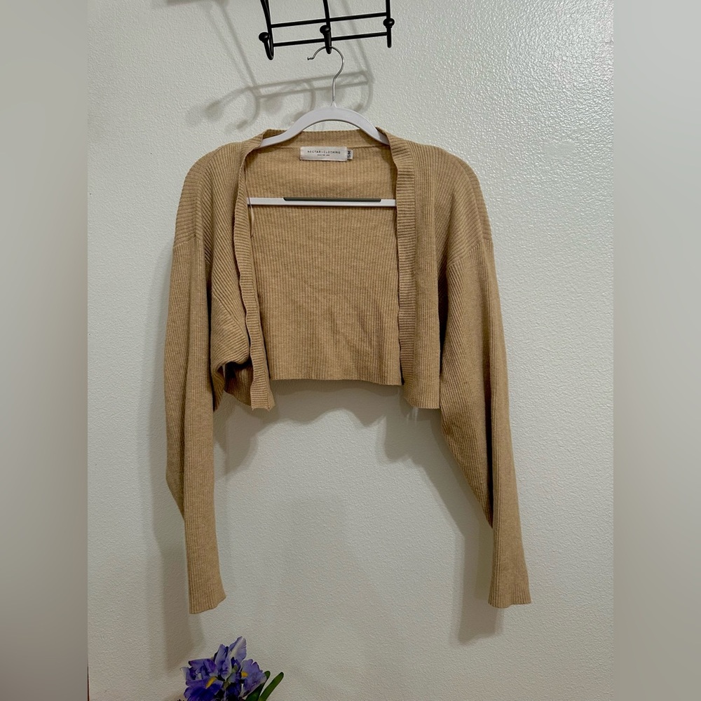 Nectar Clothing Cropped Cardigan. Tan color. Size S/M. Knitted material.